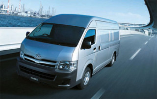  Toyota Hiace mới giá từ 1,066 tỷ đồng 