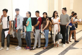 Tp.HCM: Gãy tay, thấp bé vẫn đi thi người mẫu