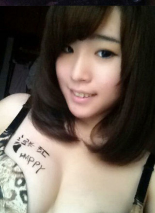 TQ: Rộ mốt viết chữ lên ngực để chụp ảnh “tự sướng”