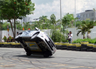  Trình diễn xe hơi mạo hiểm tại Sài Gòn 