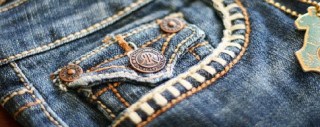 Túi nhỏ xíu trên quần jean dùng để đựng gì?