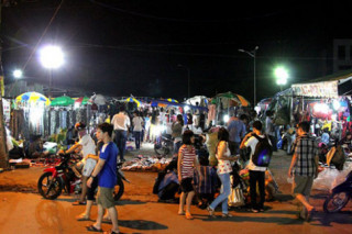Váy hoa 40 ngàn/chiếc ở chợ sinh viên Tp.HCM