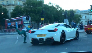 Video: Say rượu vồ hụt siêu xe Ferrari