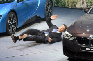 Video: Sếp lớn BMW “gục ngã” khi thuyết trình tại Frankfurt 2015
