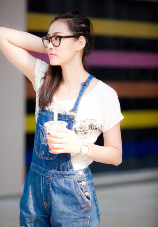 Vương Thu Phương cực xinh với quần yếm
