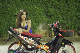 Wave 125R so dáng cùng hotgirl