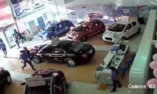  Xã hội đen đập phá đại lý xe hơi 