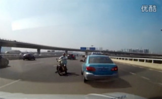  Xe máy lao ngược chiều trên cao tốc 