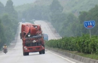  Xe tải bẹp dúm vẫn chạy trên đường 