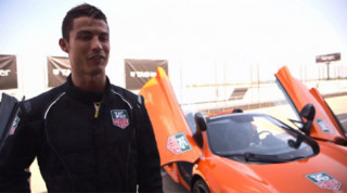 Cristiano Ronaldo đá bóng với siêu xe McLaren P1