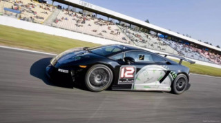 Hai người Việt đầu tiên chạy thử siêu xe Lamborghini Super Trofeo