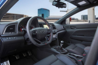  Hyundai Elantra Sport giá 22.500 USD – cạnh tranh Honda Civic Si 