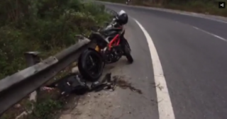Johnny Trí Nguyễn rớt nài Ducati Hypermotard vì đường đầy nhớt
