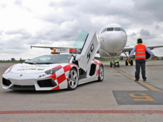  Lamborghini Aventador làm xe dẫn đường sân bay 