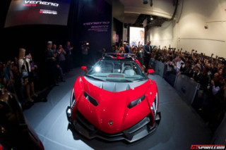 Mượn siêu xe đắt nhất thế giới để khoe loa tại CES 2014