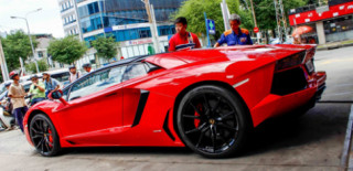 Siêu Lamborghini Aventador Roadster náo loạn Sài Gòn khi đổ xăng