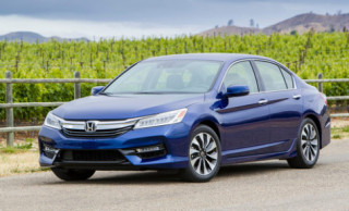 Sức ép cạnh tranh buộc Honda Accord giảm giá