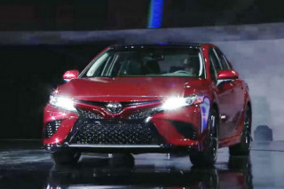 Toyota Camry 2018: Trẻ trung đến bất ngờ