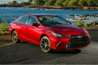 Toyota công bố Camry 2017 nhiều tính năng, giá không đổi