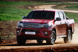  Toyota Hilux thế hệ mới thay đổi toàn diện 