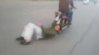 Bám đuôi xe máy làm xiếc trên đường 