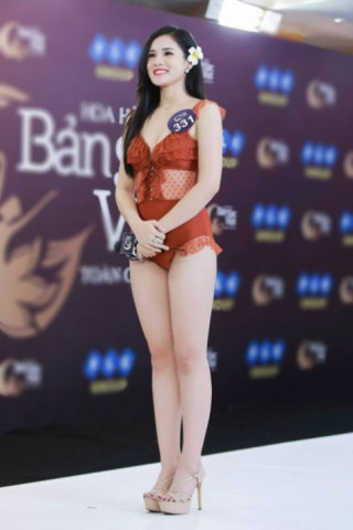 Bạn gái Trọng Đại mặc áo tắm như nội y tại Hoa hậu Bản sắc Việt toàn cầu