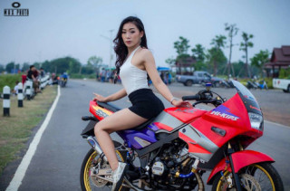 Kawasaki Kips 150 độ yếu lòng trước bóng hồng sexy của biker Thailand