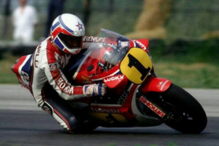 Kenny Roberts Jr và Marco Lucchinelli đã được trao tặng danh hiệu cao quý “Huyền thoại MotoGP”
