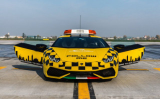 Lamborghini Huracan được dùng làm xe dẫn đường máy bay
