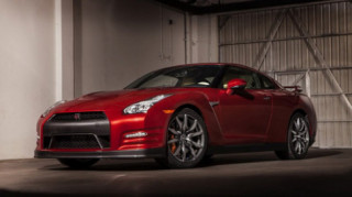 Nissan GT-R 2015 có giá từ 101.770 USD