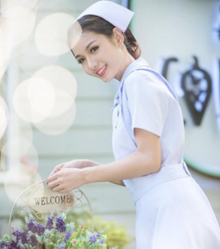 Phong cách đời thường của nữ y tá Thái bị sa thải vì quá đẹp
