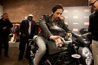 Soi “con quỷ” Ducati Monster của tài tử Adrien Brody