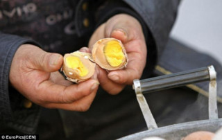 Trứng luộc nước tiểu – đặc sản kinh dị của Trung Quốc
