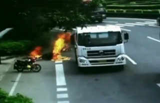  Xe máy cháy như đuốc vì bị xe tải kéo lê 
