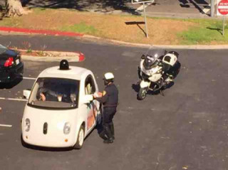 Xe tự lái của Google bị tuýt còi vì... tốc độ quá chậm