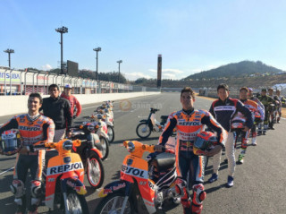 Xuất hiện hàng loạt Honda Super Cub 2018 trên đường đua MotoGP