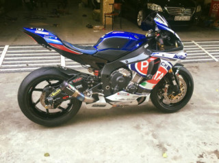 Yamaha R1 phong cách đội đua Pata đầy đồ chơi
