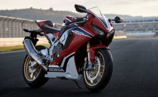 Honda CBR1000RR Fireblade 2017 có giá bán 618 triệu đồng