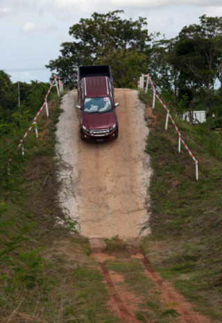  Isuzu ‘lột xác’ D-Max 2013 