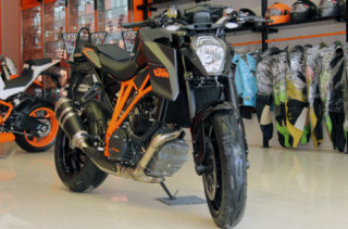  KTM Super Duke 1290 R cập cảng Sài Gòn 