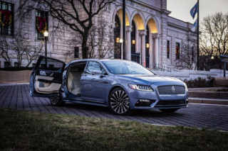 Lincoln Continental bản kỷ niệm 80 năm, cửa mở giống Roll-Royce