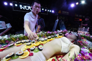 Mẫu nude tiệc sushi kể về nỗi nhục chua chát nhất đời