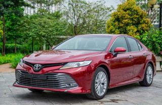 So sánh Toyota Camry 2.5Q và Mercedes-Benz C180: Kẻ tám lạng, người nửa cân