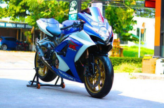 Suzuki GSX-R1000 vẻ đẹp đầy sức hút từ bản độ full option