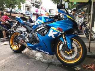 Suzuki GSX-R750 mang pô Yoshimura tuyệt đẹp trong màu áo xanh