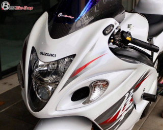 Suzuki Hayabusa bản độ tráng lệ với hình mẫu trắng không tỳ vết