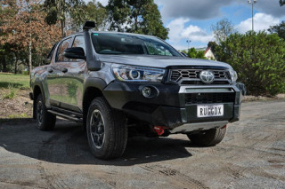 Toyota Hilux lột xác dữ dằn qua bản độ Sports Line Black Bison Edition