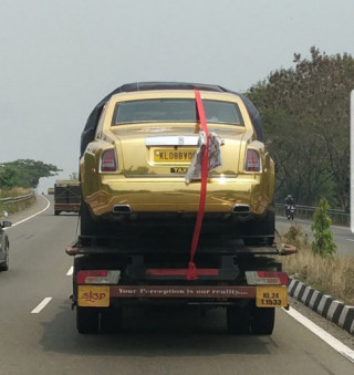 Triệu phú Ấn Độ “mạ vàng” Rolls-Royce Phantom làm... taxi