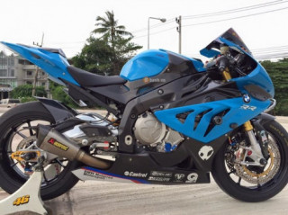 BMW S1000RR đầy ấn tượng với dàn ngoại công hàng hiệu