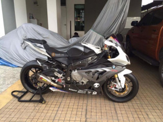 BMW S1000RR đầy cứng cáp với loạt option đồ chơi hàng hiệu